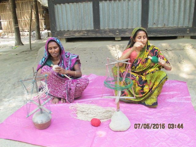 le donne di Prokritee che producono per le nostre confezioni gli spaghi di canapa (Bangladesh)